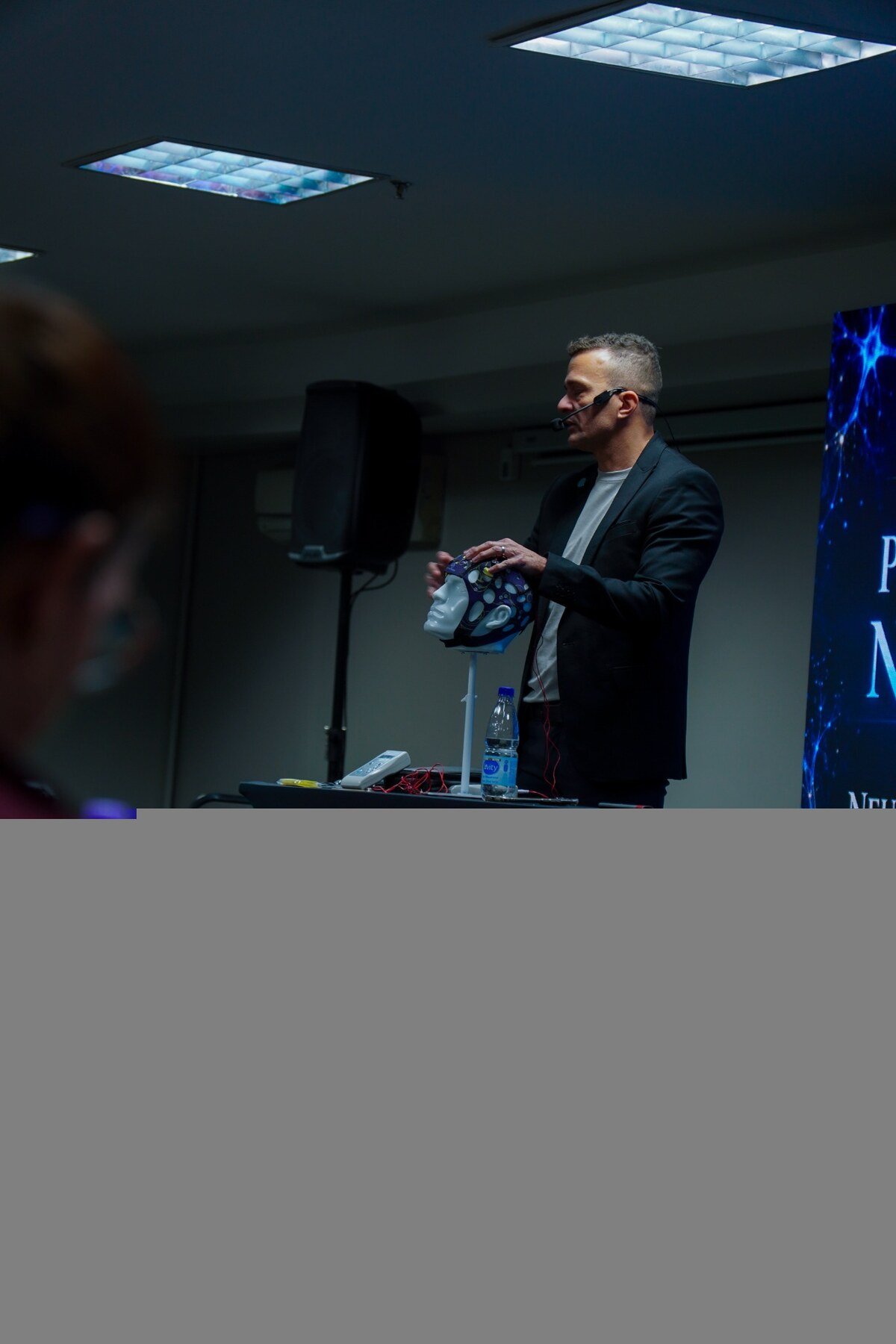Dr. Alexandre Barbosa durante uma aula prática de neuromodulação